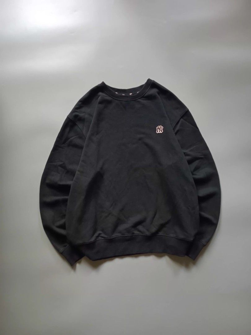 mlb basic logo sweater (Category: Coats, Jackets and Outerwear) located in San Isidro. Submitted by lagloots (Listing ID 1467297078, Image 1). Description: mlb sweater embroidered logo xl on tag but fits large 📌model's reference: 5'7, 45kg DIMES (IN INCHES) LENGTH: 27 / WIDTH: 23.5 CONDITION: 9/10 [] COLOR RATE: 8.5/10 ISSUE: slightly faded.