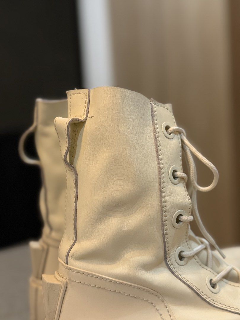 MM6 Maison Margiela vulcanize Boots Off-White (Category: Boots) located in Alfonso. Submitted by jbcamet (Listing ID 1467183281, Image 2). Description: - Brand: MM6 Maison Margiela - Style: Lace-up platform boots - Color: Off-white - Material: Leather upper with chunky rubber lug soles - Size: 40 - Origin: Made in Vietnam - Details: Embossed circle logo on upper ankle - Condition: Pre-loved with minor scuffs on toe caps and soles - Note: Heavy st