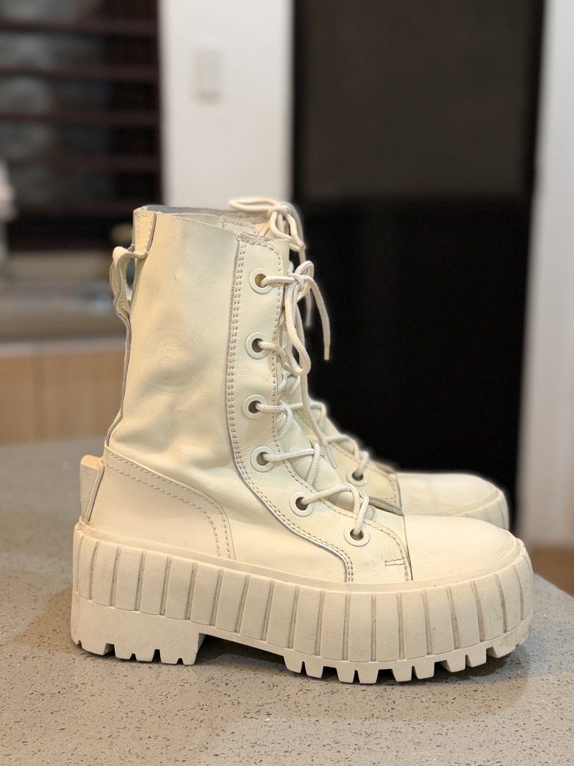 MM6 Maison Margiela vulcanize Boots Off-White (Category: Boots) located in Alfonso. Submitted by jbcamet (Listing ID 1467183281, Image 1). Description: - Brand: MM6 Maison Margiela - Style: Lace-up platform boots - Color: Off-white - Material: Leather upper with chunky rubber lug soles - Size: 40 - Origin: Made in Vietnam - Details: Embossed circle logo on upper ankle - Condition: Pre-loved with minor scuffs on toe caps and soles - Note: Heavy st