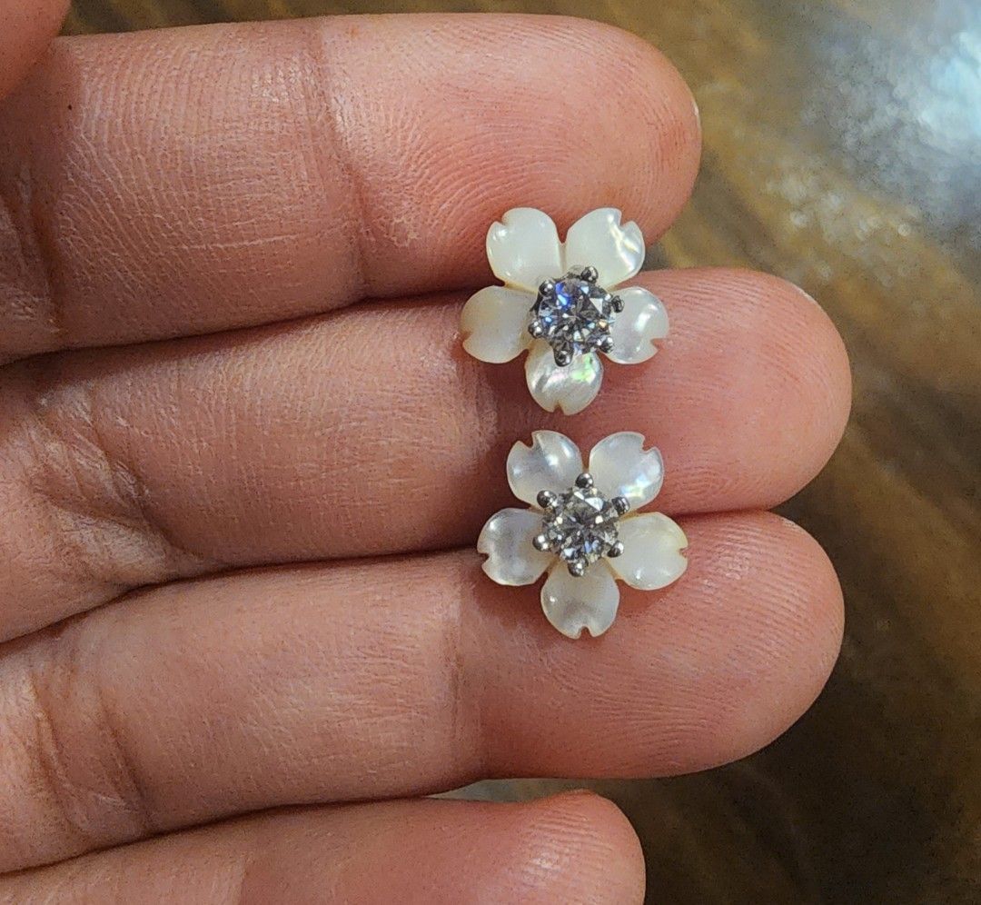 MOISSANITE FLOWE EARRINGS (detacheable stud) (Category: Earrings) located in Manila. Submitted by chrinathalie (Listing ID 1467245095, Image 2). Description: for lifetime use platinum coated setting real moissanite stud mother of pearl flower deteacheable stud ITEM IS NOT PAWNABLE.