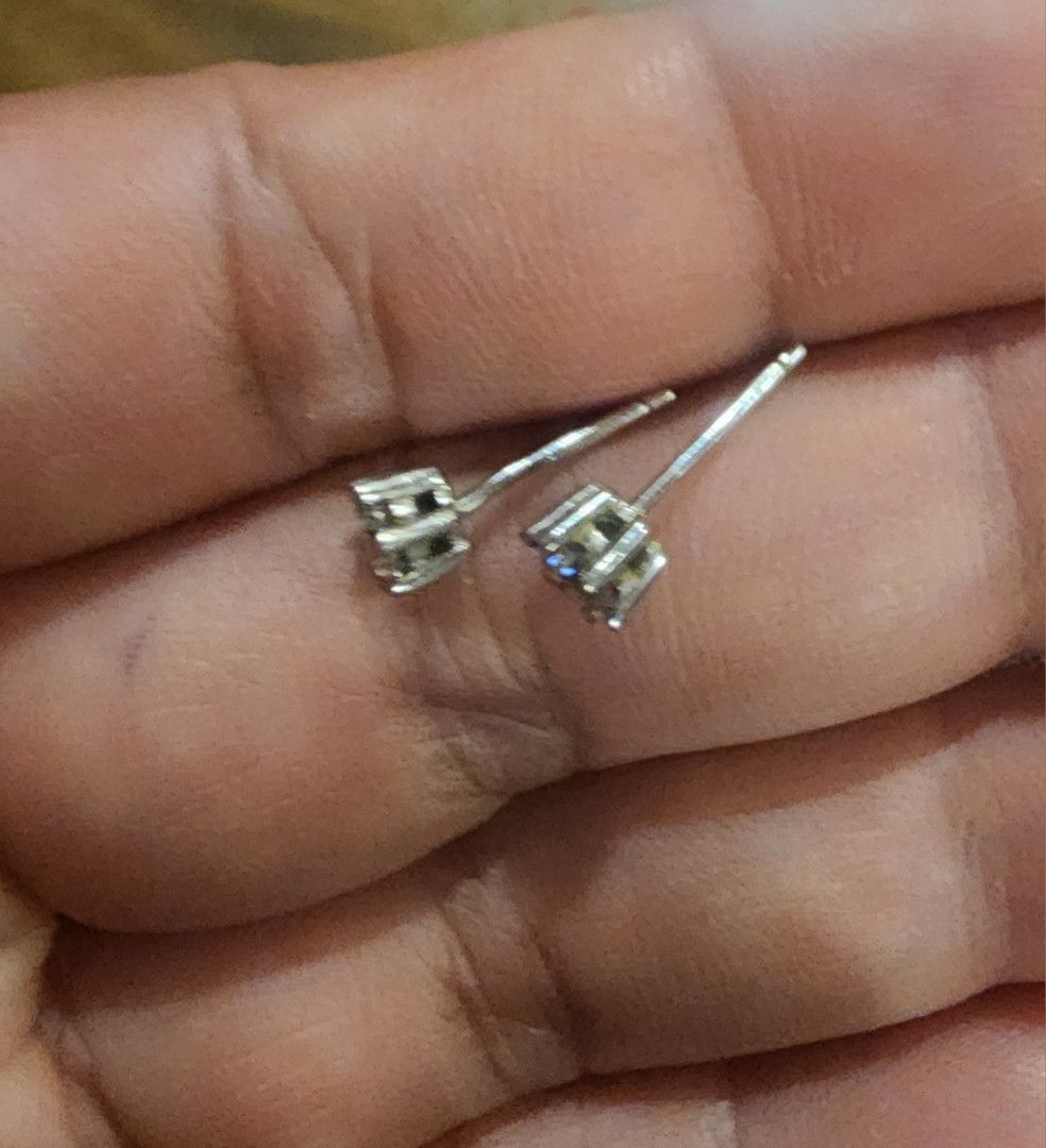 MOISSANITE FLOWE EARRINGS (detacheable stud) (Category: Earrings) located in Manila. Submitted by chrinathalie (Listing ID 1467245095, Image 3). Description: for lifetime use platinum coated setting real moissanite stud mother of pearl flower deteacheable stud ITEM IS NOT PAWNABLE.
