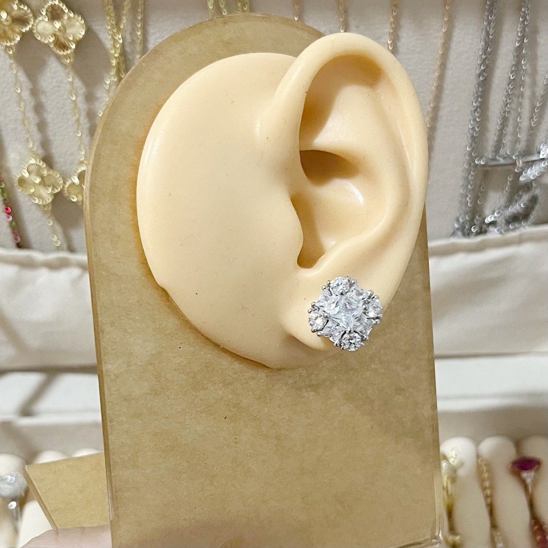 MOISSANITE LIKE SILVER EARRING (Category: Earrings) located in Talavera. Submitted by curatedbykhy (Listing ID 1467342979, Image 2). Description: .