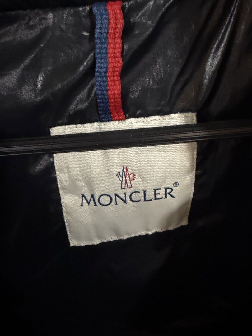 Moncler puffer (Category: Luxury Apparel) located in Baguio. Submitted by picksby_mik (Listing ID 1467278234, Image 3). Description: Excellent condition issue lang po yun loose stitch ng comics the rest good na po lampo underzip .