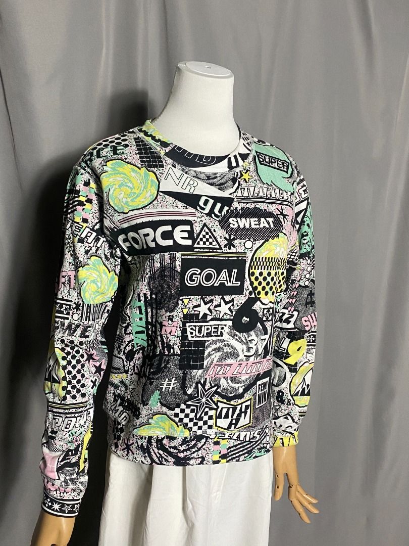 Monki long sleeves graphic top (Category: Longsleeves) located in Las Pinas. Submitted by ipickyou (Listing ID 1467341330, Image 3). Description: Unwashed Condition: 10/10 𝗠𝗲𝗮𝘀𝘂𝗿𝗲𝗺𝗲𝗻𝘁𝘀 𝘄𝗵𝗲𝗻 𝗹𝗮𝗶𝗱 𝗳𝗹𝗮𝘁: -Size XXS -Shoulder to shoulder: 17” -Armpit to armpit: 18” -Length: 21 1/2” .
