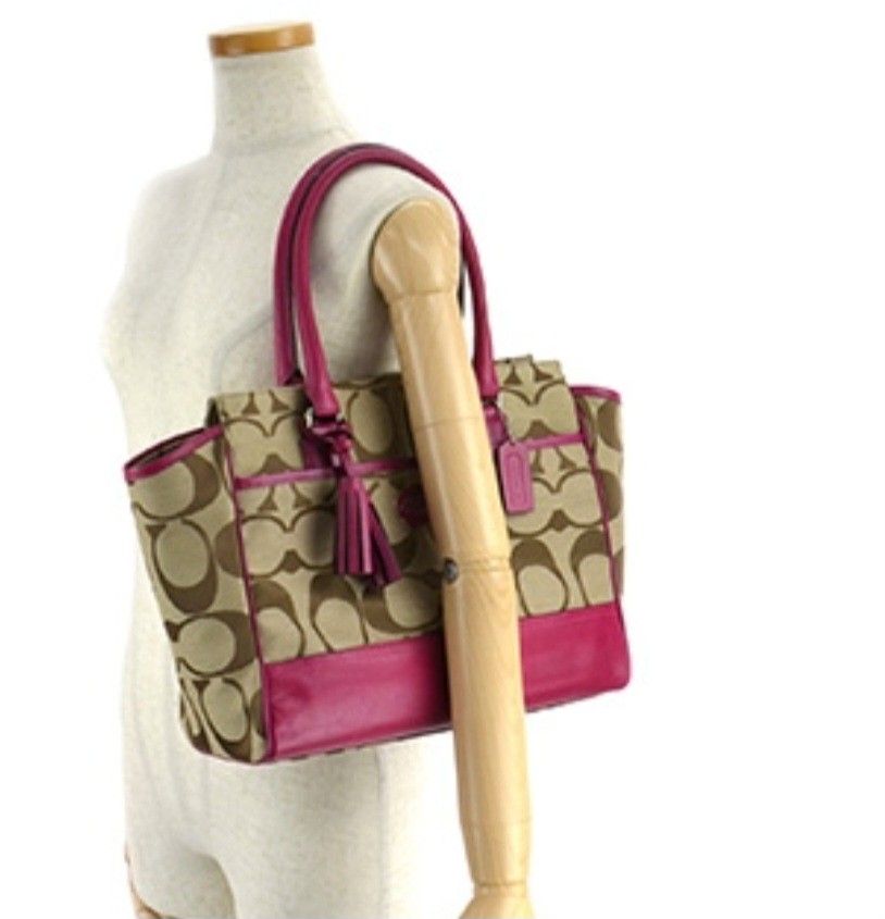 Monogram Coach LAST PRICE POSTED (Category: Tote Bags) located in Subic. Submitted by AnythingBrandedby_May (Listing ID 1467208159, Image 1). Description: LAST PRICE POSTED COACH.