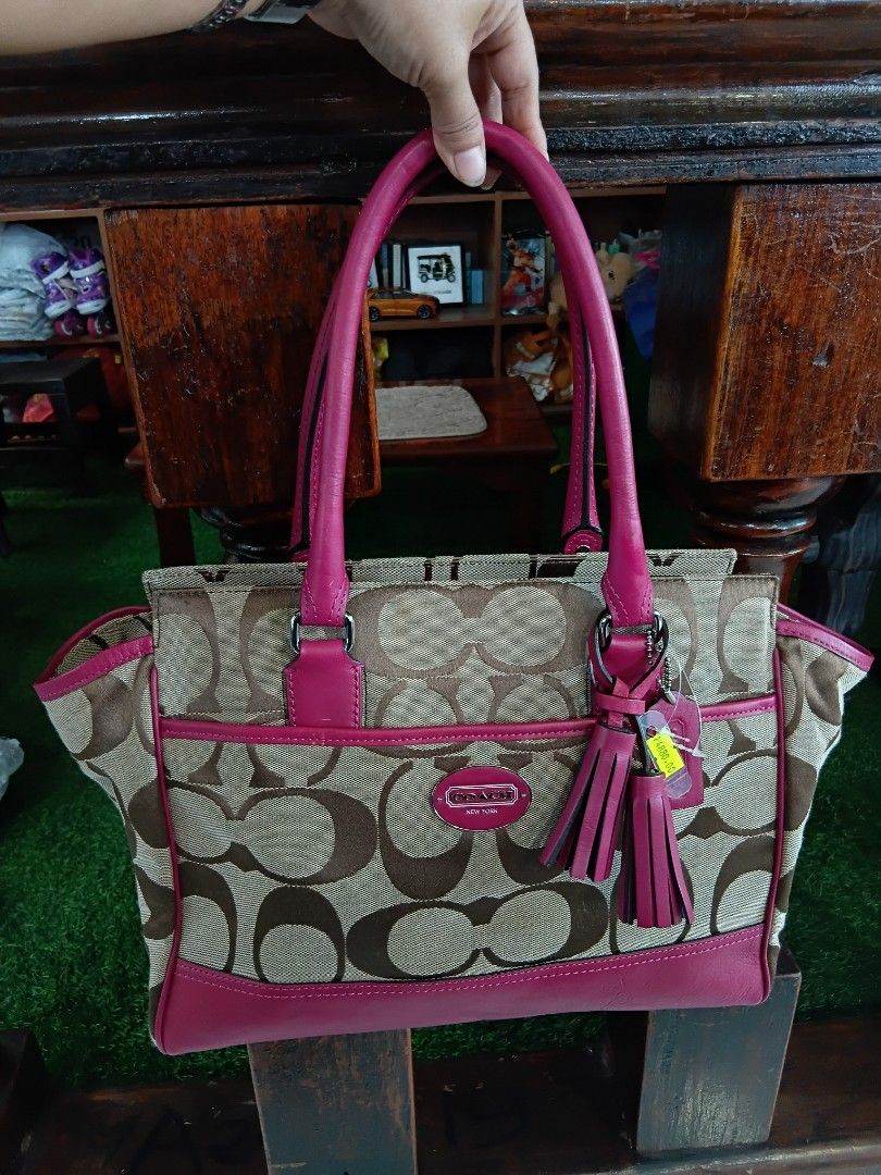 Monogram Coach LAST PRICE POSTED (Category: Tote Bags) located in Subic. Submitted by AnythingBrandedby_May (Listing ID 1467208159, Image 2). Description: LAST PRICE POSTED COACH.