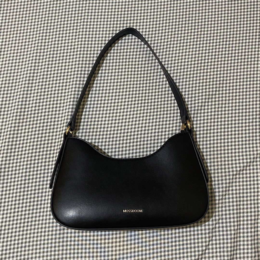 Mossdoom Black Shoulder Bag (Category: Shoulder Bags) located in Agoo. Submitted by geli_closet (Listing ID 1467340493, Image 1). Description: Brand: Mossdoom Color: Classic Black Material: Smooth leather finish with premium gold hardware Closure: Secure zip top closure Interior: Fully lined with an inner zipped pocket and brand tag Style: Minimalist and sleek, perfect for everyday wear and easy to match with any outfit • Once used only 🏠 Loc: A