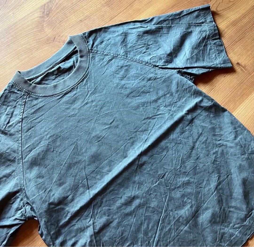 Muji shirt (Category: Tshirts & Polo Shirts ) located in Rizal. Submitted by timelessfinds89_ (Listing ID 1467309052, Image 3). Description: - Brand: Muji - Size: S - Color: Dark grey - Material: 100% cotton body - Design: Raglan sleeves with ribbed crew neck - Condition/Style: Comfortable, simple, and versatile everyday basic tee Condition : good condish Size : Small oversized Dimensions : Length 26.5” Width 23” .
