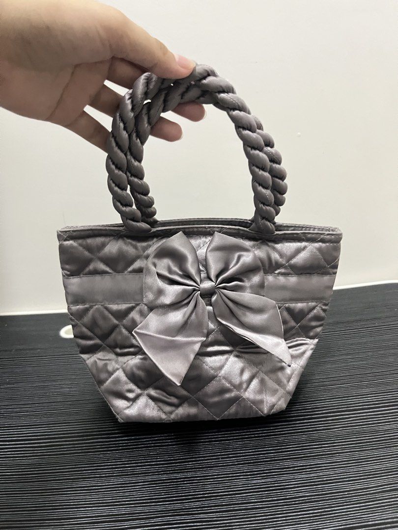 Naraya Silver Hand Bag (Category: Purses & Pouches) located in Manila. Submitted by colette.closette (Listing ID 1467311636, Image 1). Description: No issue, xs size. Dm for more photos..