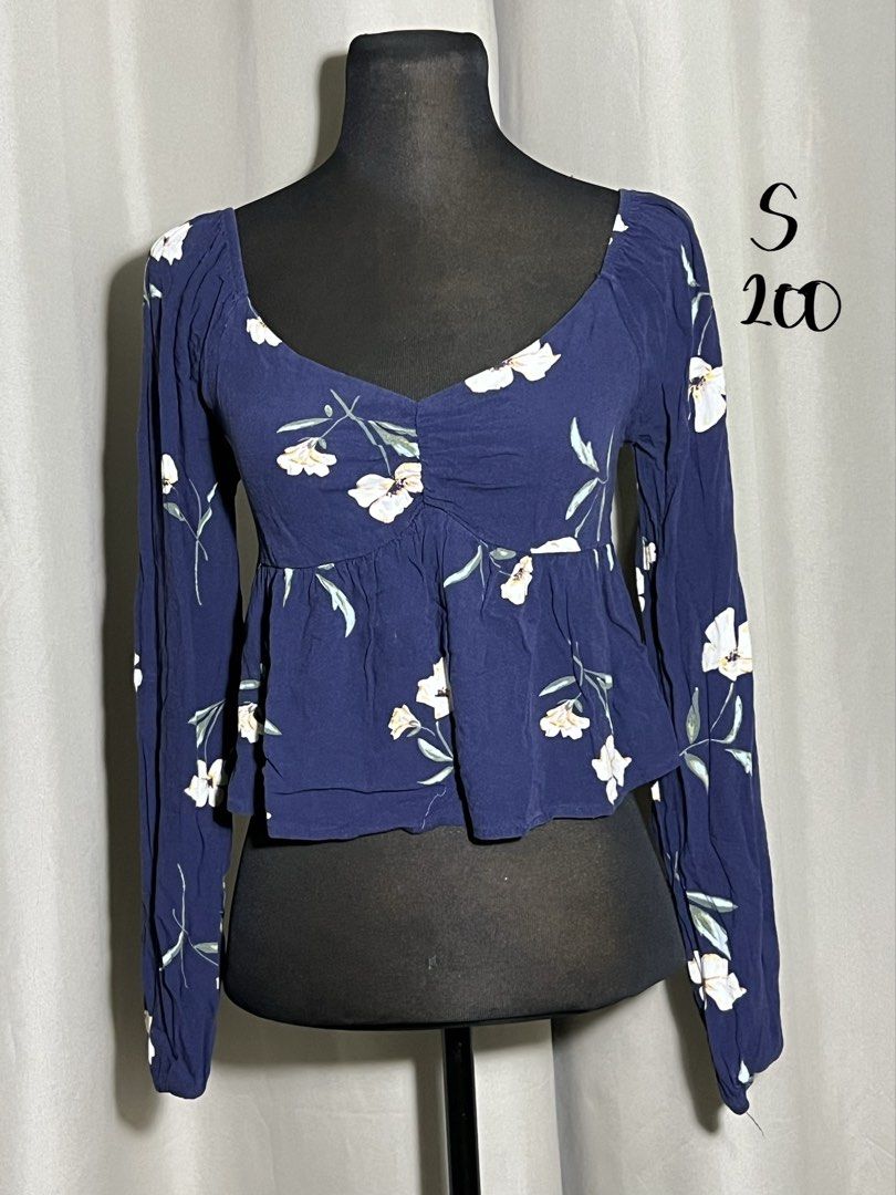 Navy blue floral print boho peasant top (Category: Blouses) located in Las Pinas. Submitted by jilanah (Listing ID 1467355417, Image 1). Description: .