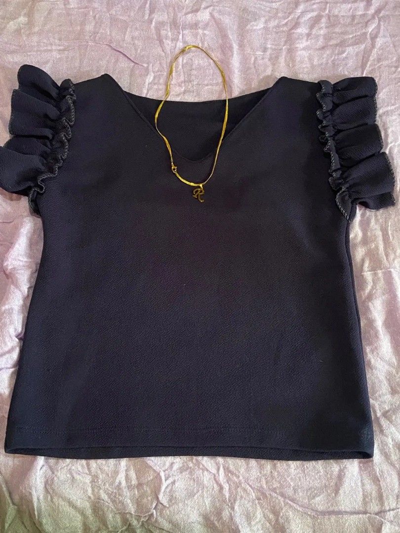 NAVY BLUE SEMI CROPPED TOP (Category: Blouses) located in Masbate. Submitted by gurly_trifth26 (Listing ID 1467274842, Image 1). Description: PRICE: 65 LOCK 75🌺 SIZE : EXTRA SMALL 🌺 MOP: GCASH MOD: J&T( BUYER SHOULDER'S SF)🌺 LOC: MASBATE,PLACER🌺.