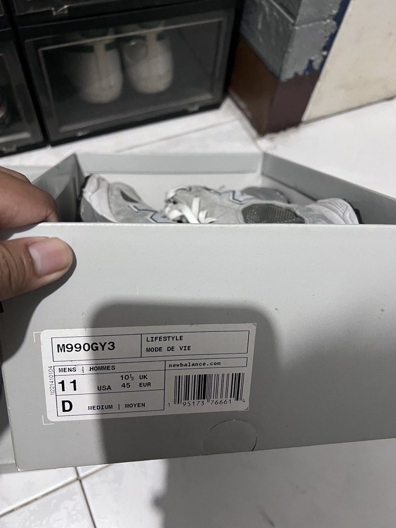 New Balance 990 v3 (Category: Sneakers) located in Quezon City. Submitted by eychpi (Listing ID 1467304174, Image 2). Description: For sale New balance 990 v3 grey made in USA Complete with box Size 11us Issue: midsole is starting to detoriate / cracks visible Common issue sa mga NB lalo pag na stock Pair is still presentable, bihira magamit Bought this originally for 12k before Selling for only 1.5k fixed.
