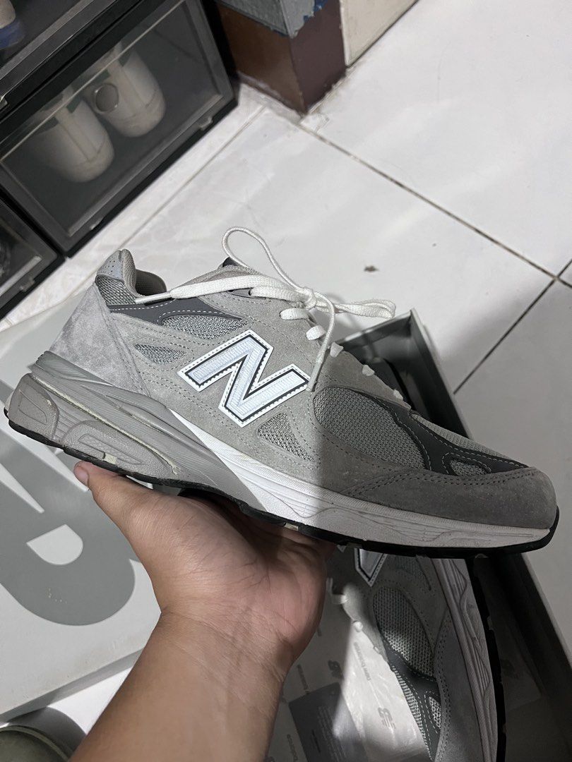New Balance 990 v3 (Category: Sneakers) located in Quezon City. Submitted by eychpi (Listing ID 1467304174, Image 3). Description: For sale New balance 990 v3 grey made in USA Complete with box Size 11us Issue: midsole is starting to detoriate / cracks visible Common issue sa mga NB lalo pag na stock Pair is still presentable, bihira magamit Bought this originally for 12k before Selling for only 1.5k fixed.