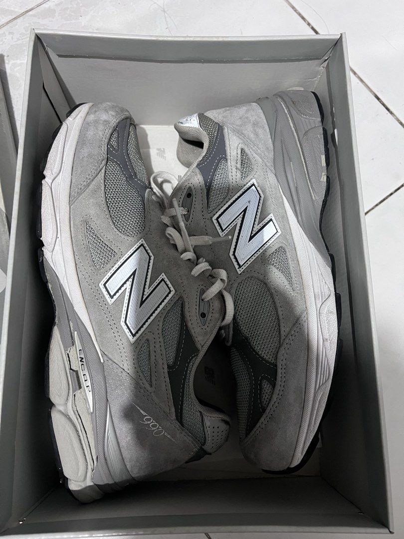 New Balance 990 v3 (Category: Sneakers) located in Quezon City. Submitted by eychpi (Listing ID 1467304174, Image 1). Description: For sale New balance 990 v3 grey made in USA Complete with box Size 11us Issue: midsole is starting to detoriate / cracks visible Common issue sa mga NB lalo pag na stock Pair is still presentable, bihira magamit Bought this originally for 12k before Selling for only 1.5k fixed.