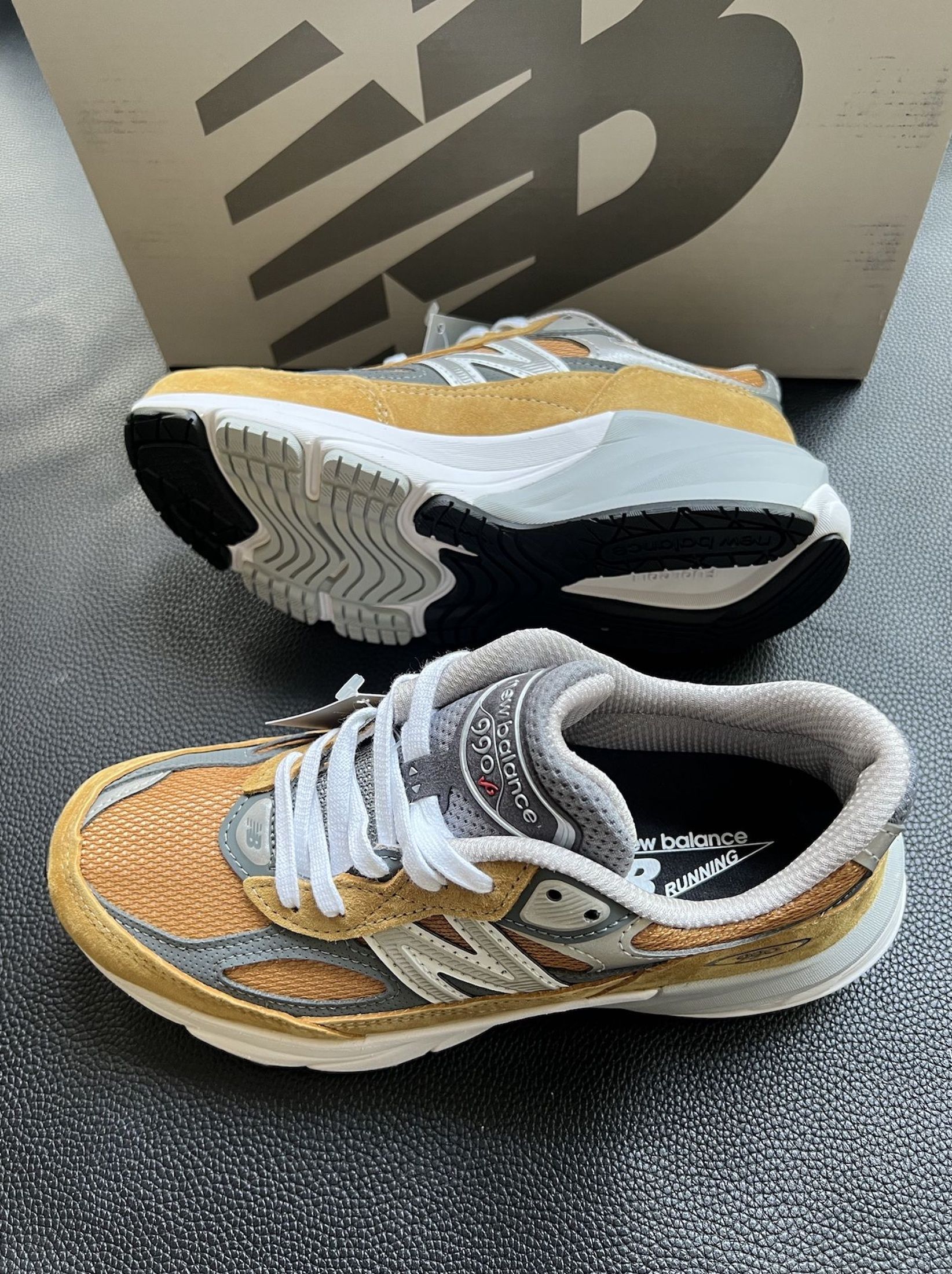 New Balance NB 990 V6 圓頭舒適 棕灰白 （分類：波鞋）位於 Hong Kong。 由 xafesharkkk 提交（商品編號 1467237162，圖片 3）。簡介： ✦ New Balance ✦ New Balance NB 990 V6 圓頭舒適 棕灰白 ✦ 全新 · 未著用 順豐包郵 · 貨到付款 落單3日發相確認 歡迎Chat查詢。