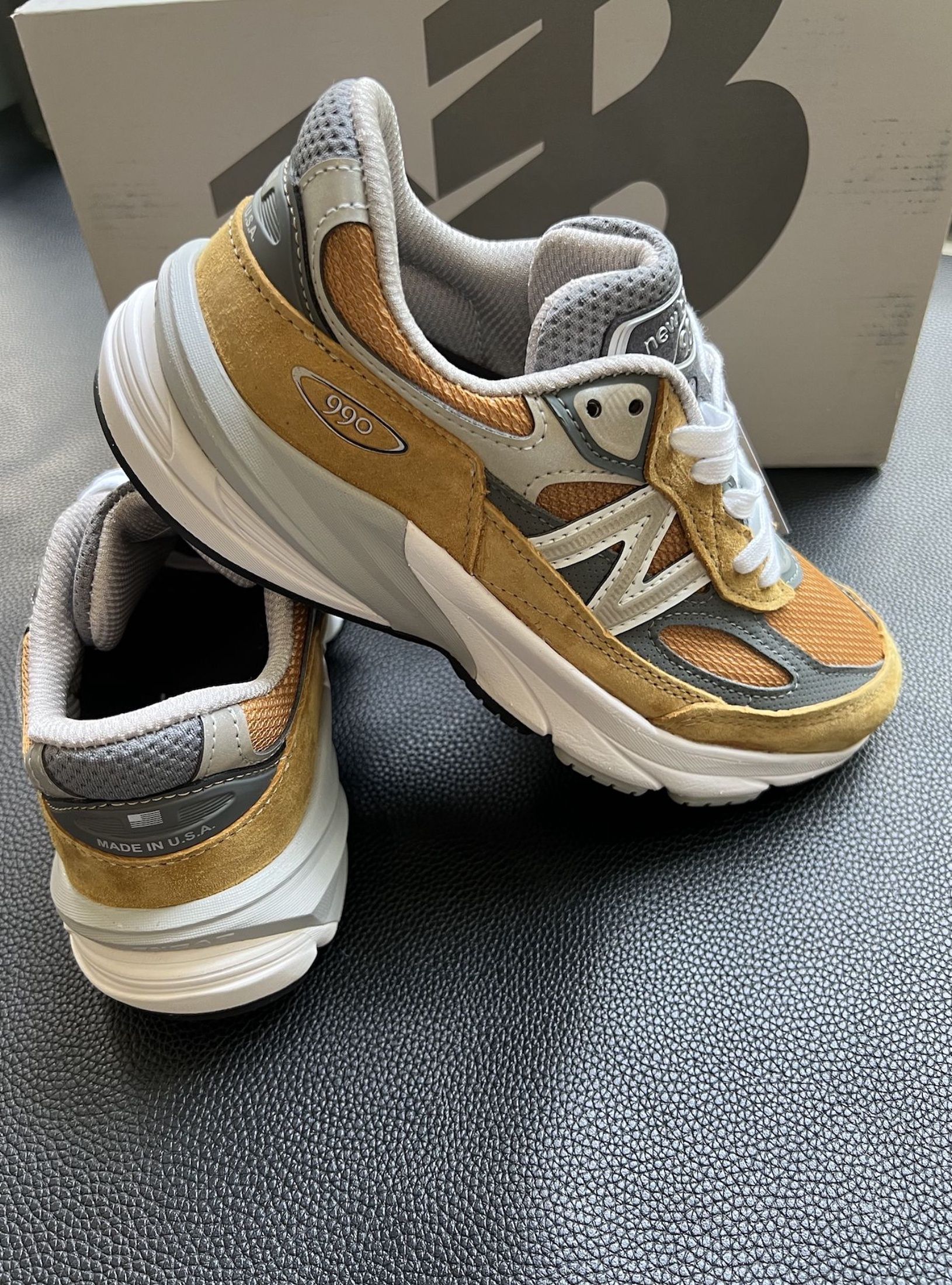 New Balance NB 990 V6 圓頭舒適 棕灰白 （分類：波鞋）位於 Hong Kong。 由 xafesharkkk 提交（商品編號 1467237162，圖片 4）。簡介： ✦ New Balance ✦ New Balance NB 990 V6 圓頭舒適 棕灰白 ✦ 全新 · 未著用 順豐包郵 · 貨到付款 落單3日發相確認 歡迎Chat查詢。