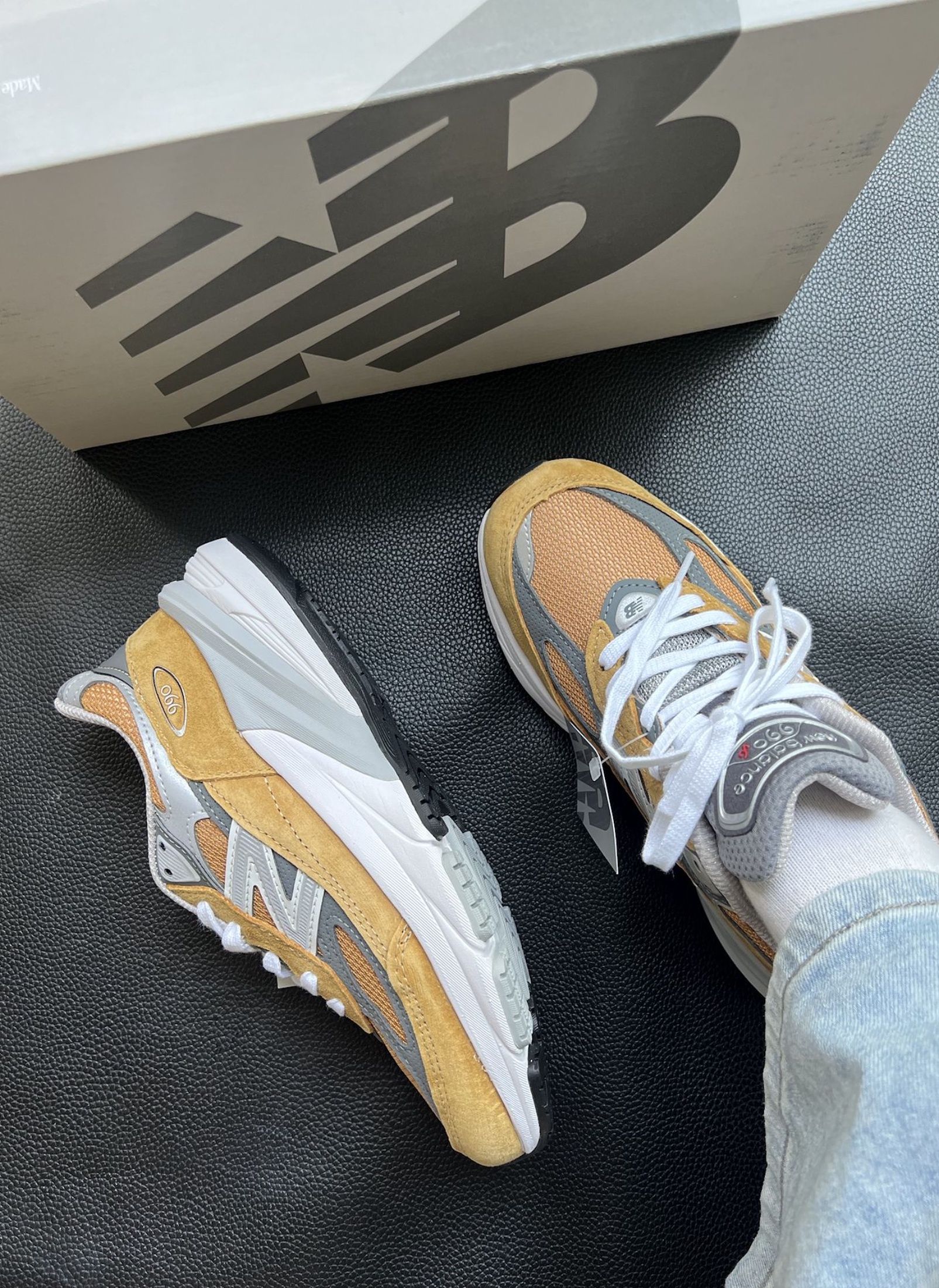 New Balance NB 990 V6 圓頭舒適 棕灰白 （分類：波鞋）位於 Hong Kong。 由 xafesharkkk 提交（商品編號 1467237162，圖片 5）。簡介： ✦ New Balance ✦ New Balance NB 990 V6 圓頭舒適 棕灰白 ✦ 全新 · 未著用 順豐包郵 · 貨到付款 落單3日發相確認 歡迎Chat查詢。
