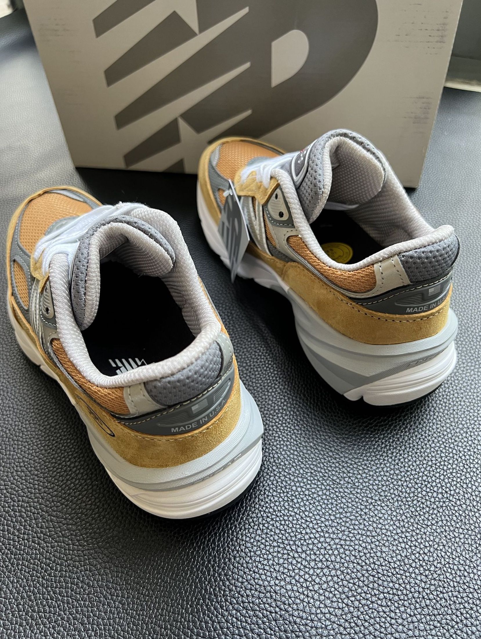 New Balance NB 990 V6 圓頭舒適 棕灰白 （分類：波鞋）位於 Hong Kong。 由 xafesharkkk 提交（商品編號 1467237162，圖片 2）。簡介： ✦ New Balance ✦ New Balance NB 990 V6 圓頭舒適 棕灰白 ✦ 全新 · 未著用 順豐包郵 · 貨到付款 落單3日發相確認 歡迎Chat查詢。