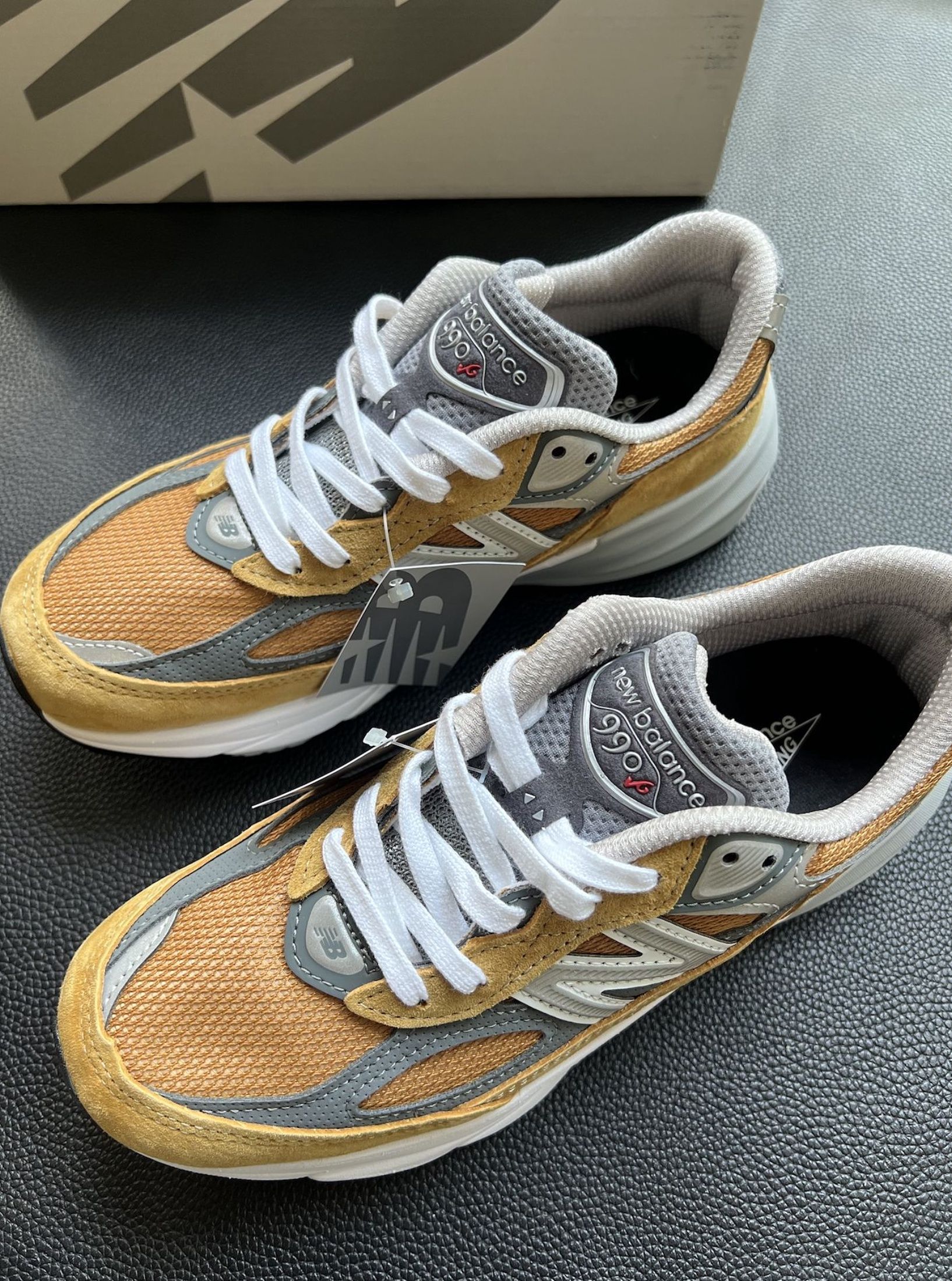 New Balance NB 990 V6 圓頭舒適 棕灰白 （分類：波鞋）位於 Hong Kong。 由 xafesharkkk 提交（商品編號 1467237162，圖片 1）。簡介： ✦ New Balance ✦ New Balance NB 990 V6 圓頭舒適 棕灰白 ✦ 全新 · 未著用 順豐包郵 · 貨到付款 落單3日發相確認 歡迎Chat查詢。