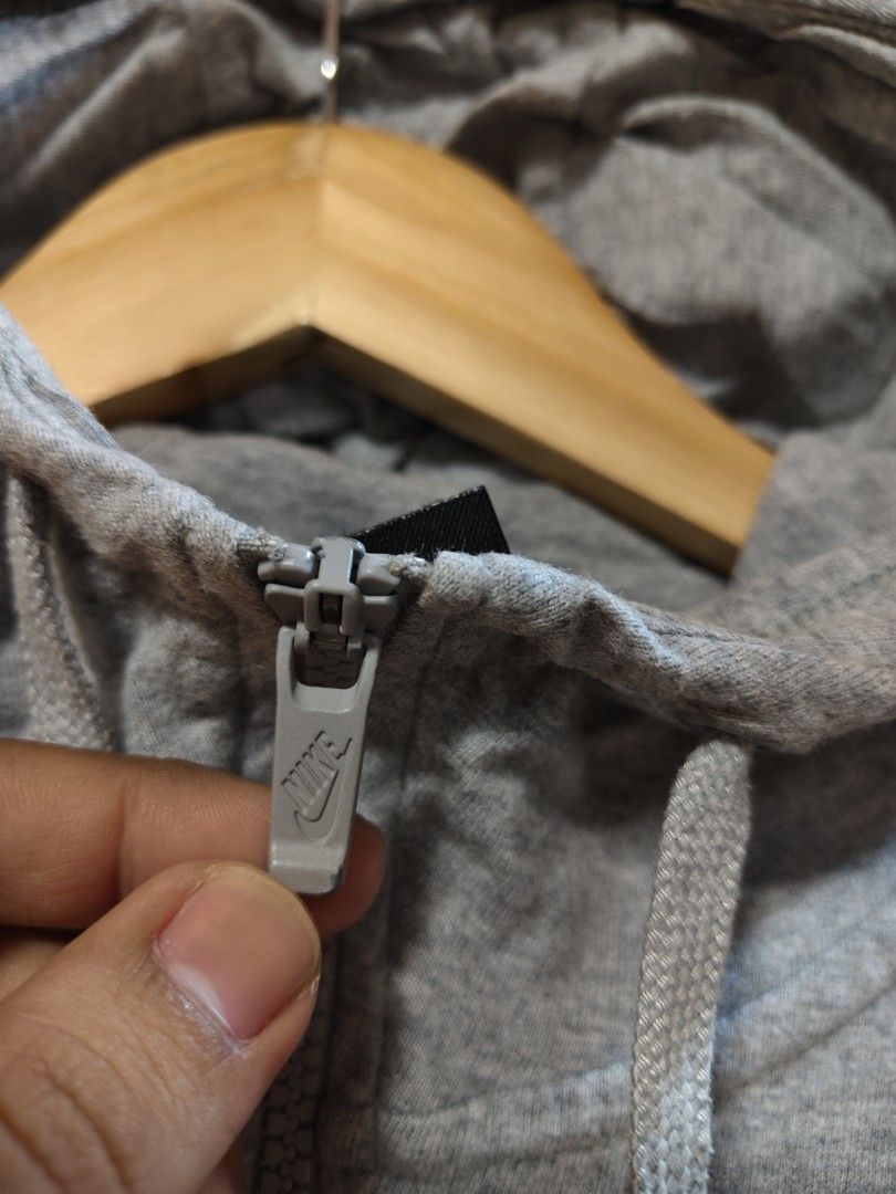 nike (Category: Hoodies) located in San Fernando. Submitted by SungkiThrift (Listing ID 1467356578, Image 3). Description: nike zip hoodie medium.