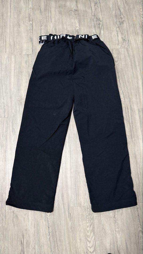 Nike Air Black Nylon Cargo Pants Size M (Category: Joggers) located in Caloocan City. Submitted by kobeeeee_12 (Listing ID 1467226199, Image 2). Description: - Brand: Nike - Color: Black - Size: Medium (Men's/Unisex) - Material: 100% Nylon - Waistband: Elastic with printed branded belt detail - Pockets: Convenient side pockets - Branding: Small Nike Air logo graphic near the left ankle hem - Origin: Made in Vietnam - Condition: Excellent / Ready 
