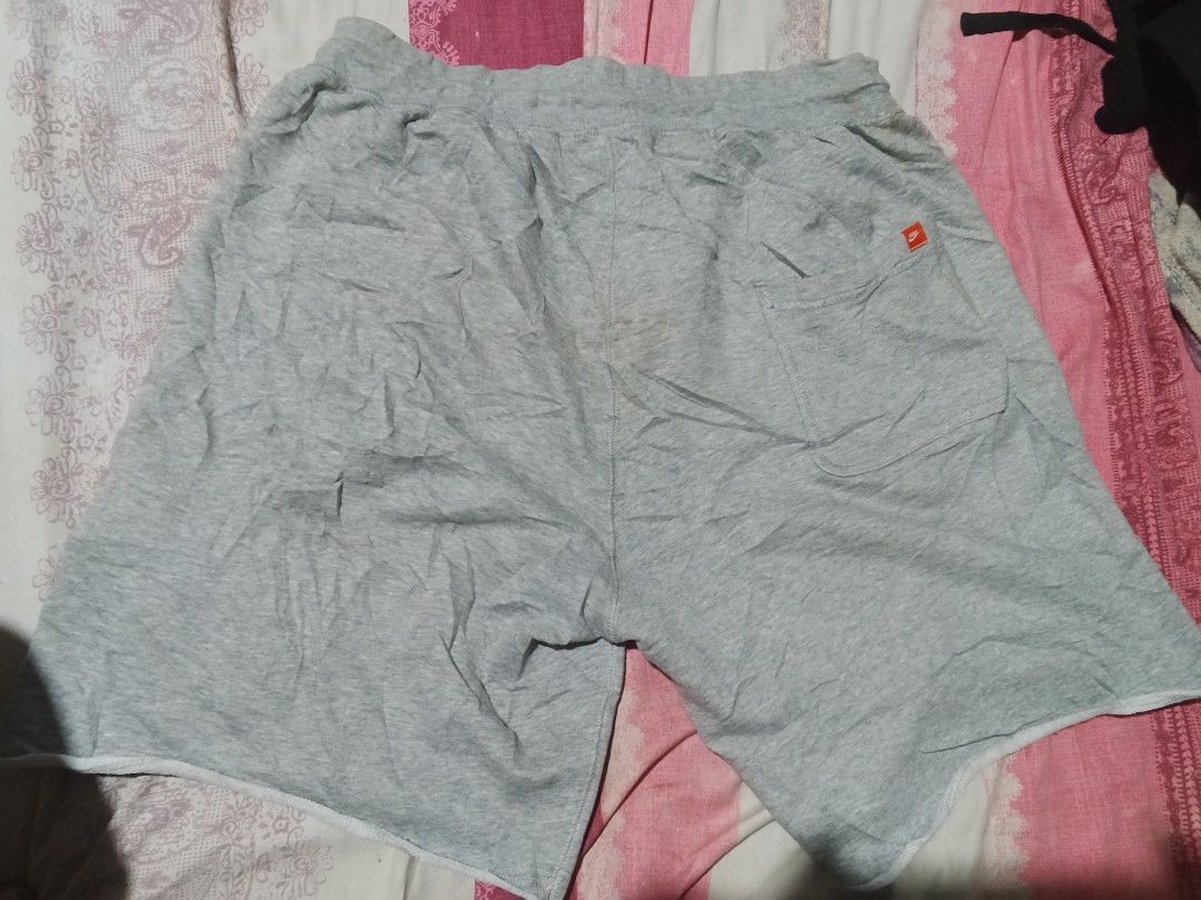 nike alumni short (Category: Activewear) located in Isabel. Submitted by nieljun112187 (Listing ID 1467296333, Image 2). Description: nike alumni short width 33-34 length 20 hem open 13 colorate 9 issue minimal loose stitch needwash only.