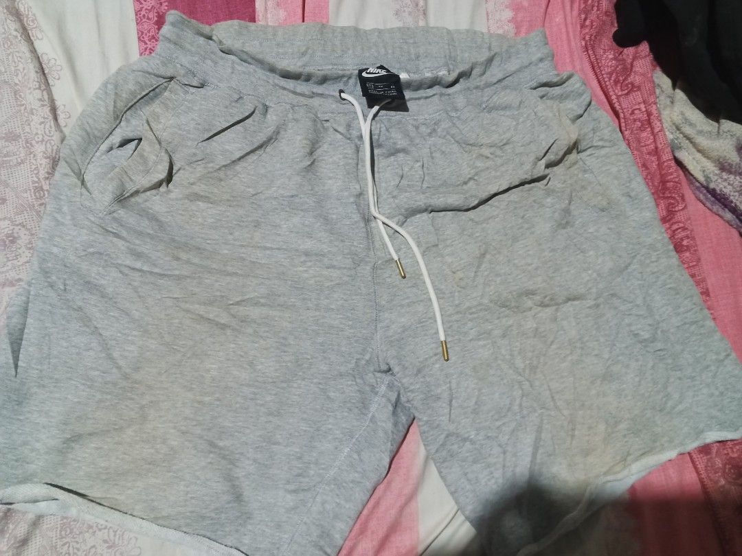 nike alumni short (Category: Activewear) located in Isabel. Submitted by nieljun112187 (Listing ID 1467296333, Image 1). Description: nike alumni short width 33-34 length 20 hem open 13 colorate 9 issue minimal loose stitch needwash only.