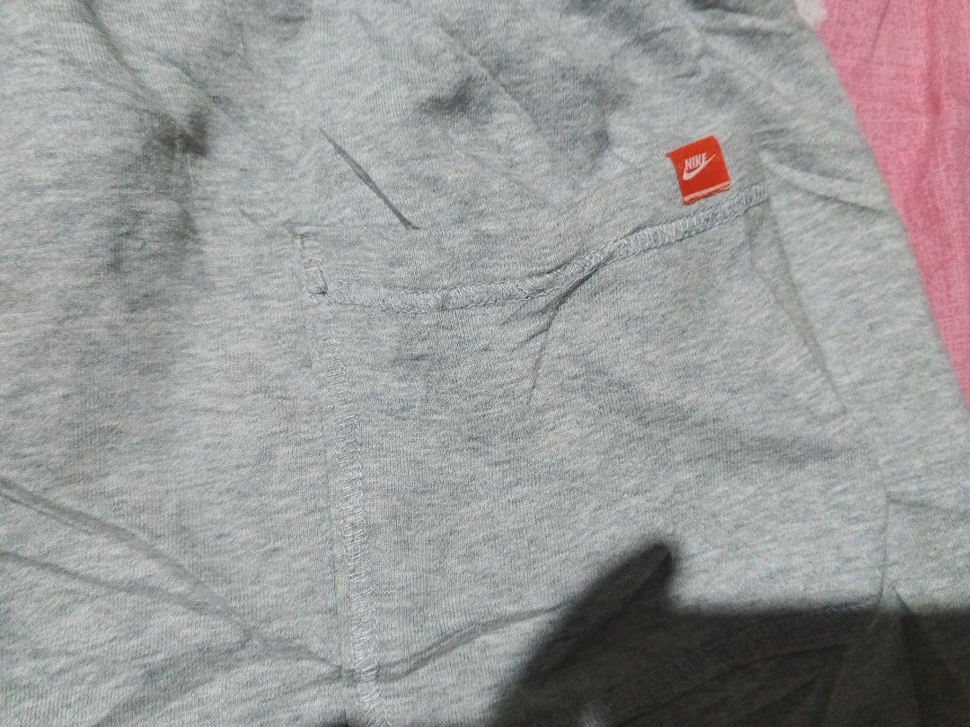 nike alumni short (Category: Activewear) located in Isabel. Submitted by nieljun112187 (Listing ID 1467296333, Image 3). Description: nike alumni short width 33-34 length 20 hem open 13 colorate 9 issue minimal loose stitch needwash only.