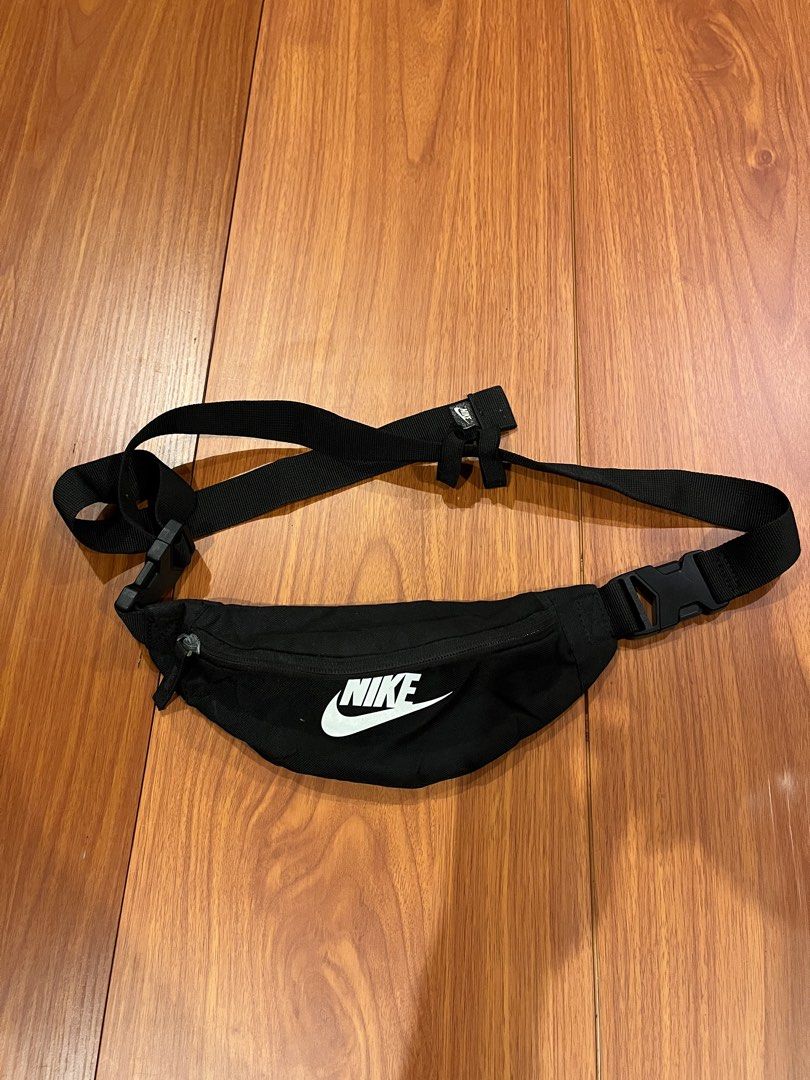 Nike belt bag (Category: Belt bags, Clutches and Pouches) located in Kapalong. Submitted by jmfinds_ph (Listing ID 1467203746, Image 1). Description: .