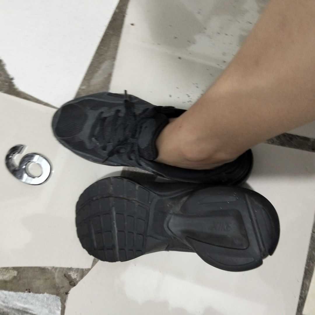 Nike Black Shoes (Category: Sneakers) located in El Salvador. Submitted by francheskaukayukay (Listing ID 1467203004, Image 3). Description: .