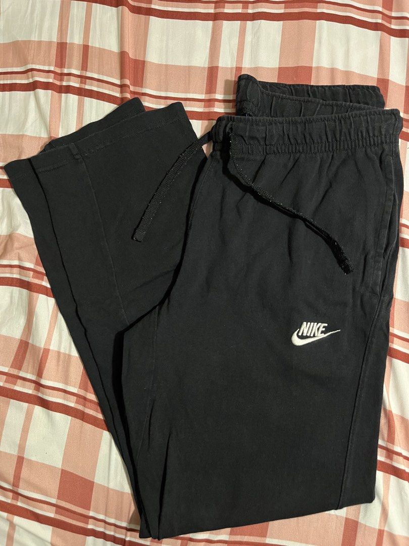 Nike Black Straight Sweatpants Size M (Category: Joggers) located in Pasay City. Submitted by Oboyyy (Listing ID 1467254627, Image 1). Description: - Brand: Nike - Color: Black - Size: Medium (Tag attached) - Fit: Straight fit with adjustable drawstring waistband - Details: Iconic embroidered Nike logo on the left leg - Authenticity: Style code 804422-010 and complete wash tags included (Made in China).