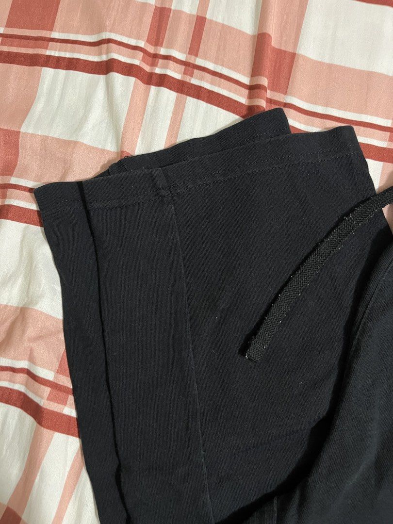 Nike Black Straight Sweatpants Size M (Category: Joggers) located in Pasay City. Submitted by Oboyyy (Listing ID 1467254627, Image 3). Description: - Brand: Nike - Color: Black - Size: Medium (Tag attached) - Fit: Straight fit with adjustable drawstring waistband - Details: Iconic embroidered Nike logo on the left leg - Authenticity: Style code 804422-010 and complete wash tags included (Made in China).