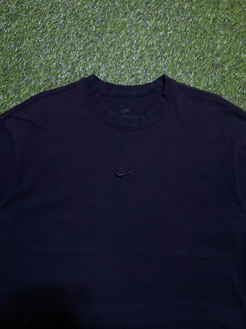 Nike Black Tee with Embroidered Logo (Category: Tshirts & Polo Shirts ) located in Manila. Submitted by franzenbal30332 (Listing ID 1467335519, Image 3). Description: NIKE MID SWOOSH SIZE L WIDTH - 21 LENGTH - 27 COLOR RATE 8.5 EXCELLENT CONDI NO ISSUE.