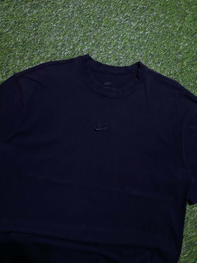 Nike Black Tee with Embroidered Logo (Category: Tshirts & Polo Shirts ) located in Manila. Submitted by franzenbal30332 (Listing ID 1467335519, Image 2). Description: NIKE MID SWOOSH SIZE L WIDTH - 21 LENGTH - 27 COLOR RATE 8.5 EXCELLENT CONDI NO ISSUE.