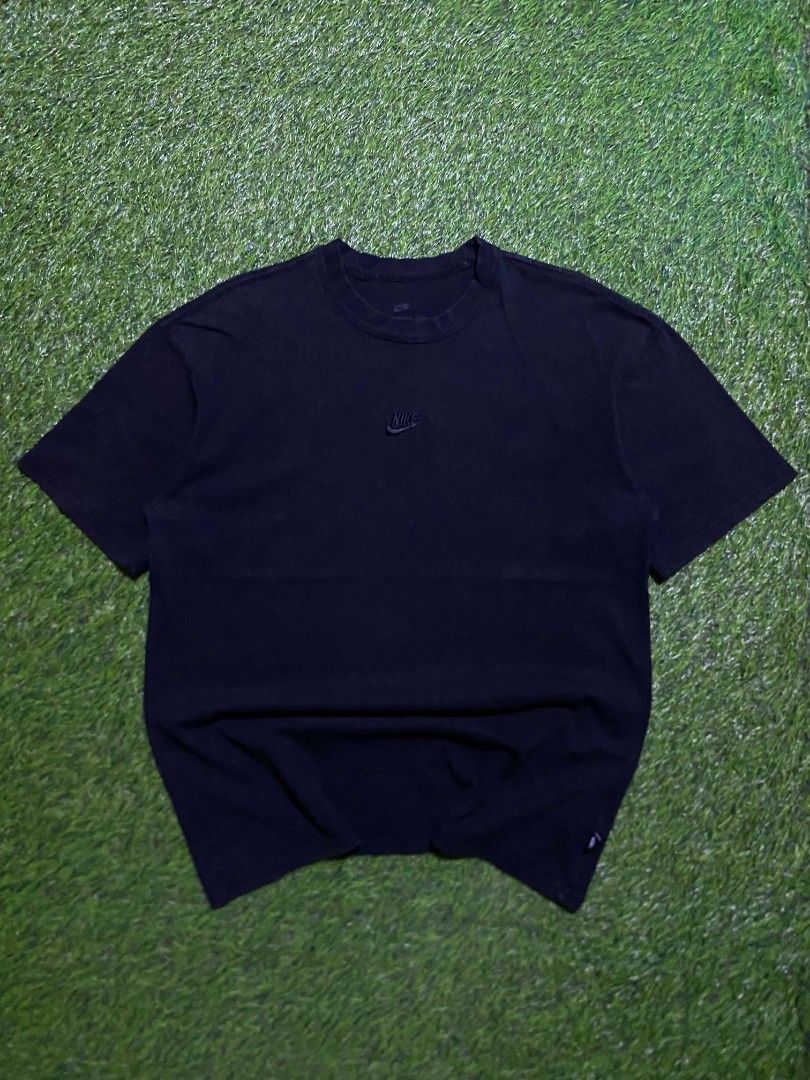 Nike Black Tee with Embroidered Logo (Category: Tshirts & Polo Shirts ) located in Manila. Submitted by franzenbal30332 (Listing ID 1467335519, Image 1). Description: NIKE MID SWOOSH SIZE L WIDTH - 21 LENGTH - 27 COLOR RATE 8.5 EXCELLENT CONDI NO ISSUE.