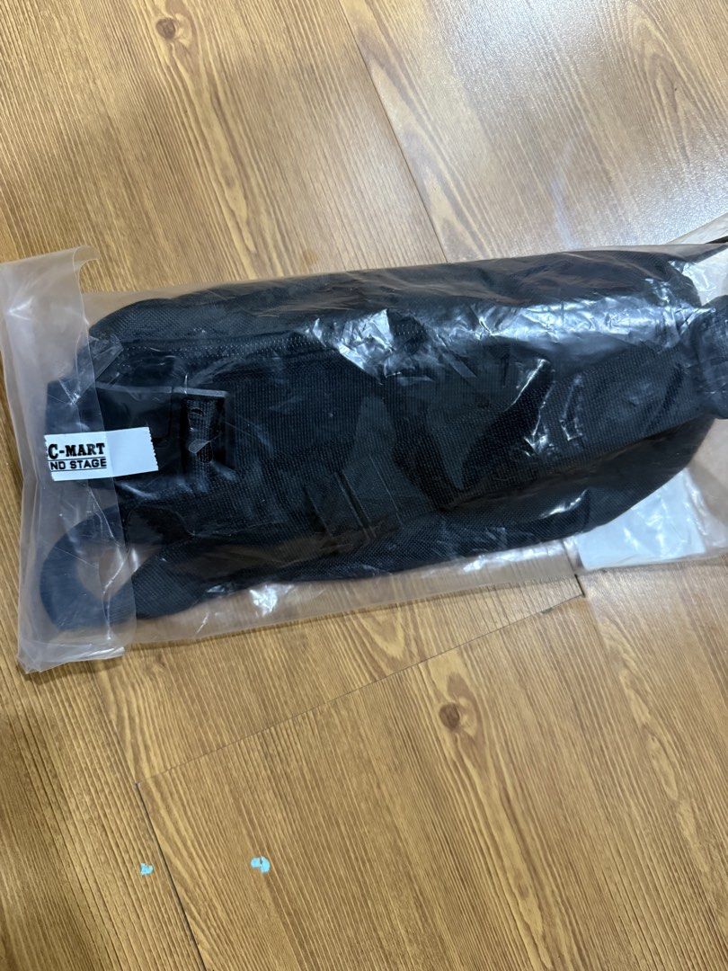 Nike Black Waist Pack 1L (Category: Belt bags, Clutches and Pouches) located in Makati City. Submitted by miamartinez1 (Listing ID 1467290082, Image 2). Description: - Brand new with original store tags and packaging - Authentic Nike black waist pack (Model: IB4376-010) - 1-liter capacity, ideal for everyday essentials - Features an adjustable strap for a comfortable fit Afpovai taguig/ medical plaza makati.