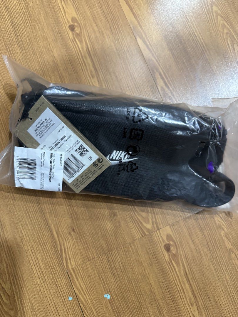 Nike Black Waist Pack 1L (Category: Belt bags, Clutches and Pouches) located in Makati City. Submitted by miamartinez1 (Listing ID 1467290082, Image 1). Description: - Brand new with original store tags and packaging - Authentic Nike black waist pack (Model: IB4376-010) - 1-liter capacity, ideal for everyday essentials - Features an adjustable strap for a comfortable fit Afpovai taguig/ medical plaza makati.