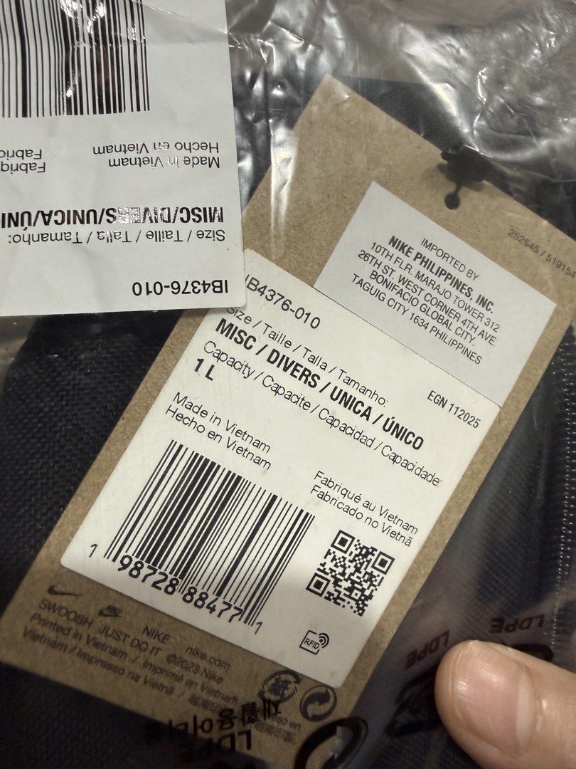 Nike Black Waist Pack 1L (Category: Belt bags, Clutches and Pouches) located in Makati City. Submitted by miamartinez1 (Listing ID 1467290082, Image 3). Description: - Brand new with original store tags and packaging - Authentic Nike black waist pack (Model: IB4376-010) - 1-liter capacity, ideal for everyday essentials - Features an adjustable strap for a comfortable fit Afpovai taguig/ medical plaza makati.