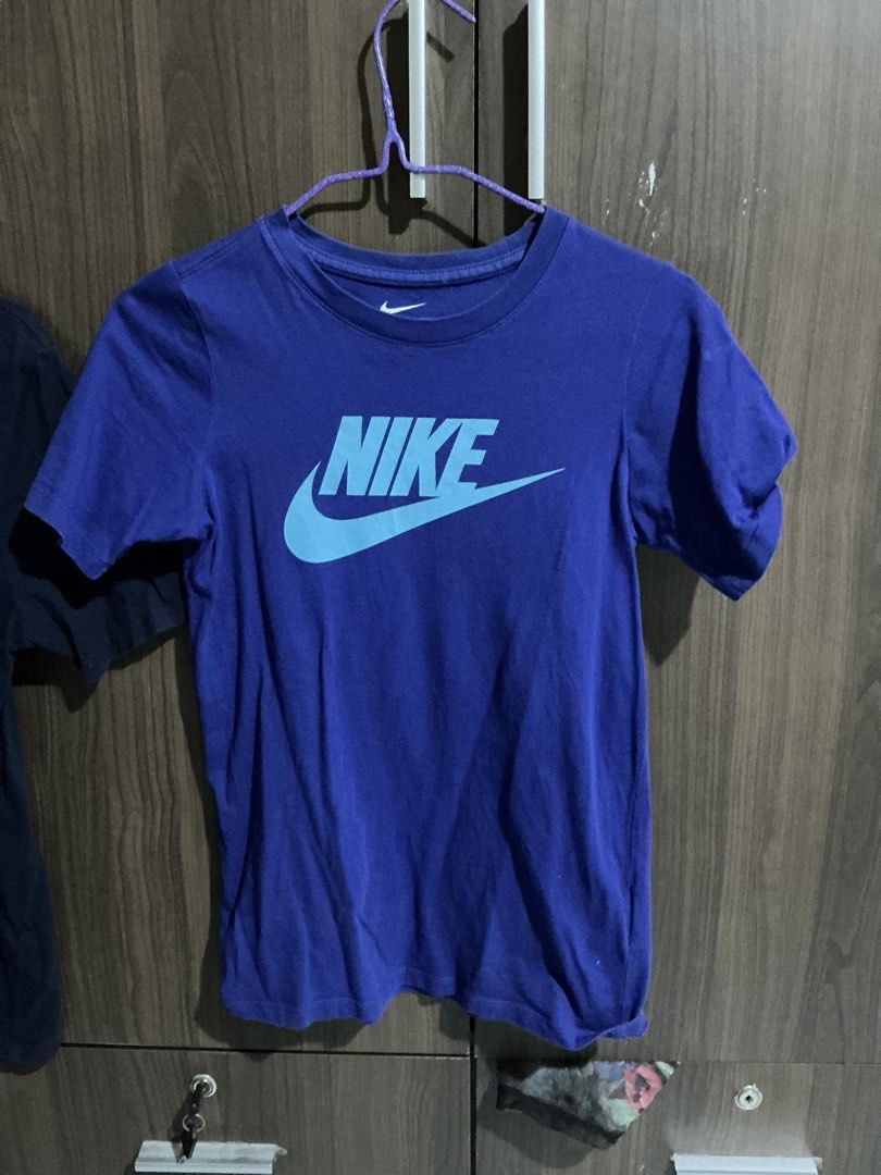 Nike Blue Athletic T-Shirt Size S (Category: Babies & Kids Fashion) located in Davao. Submitted by trendytreasuresest.2024 (Listing ID 1467302268, Image 1). Description: - Brand: Nike - Color: Blue - Size: S (Chest: 65cm) - Material: 100% Cotton - Design: Large logo print on front, short sleeves, round neck - Condition: Brand new/Great for casual daily wear - Origin: Made in China.