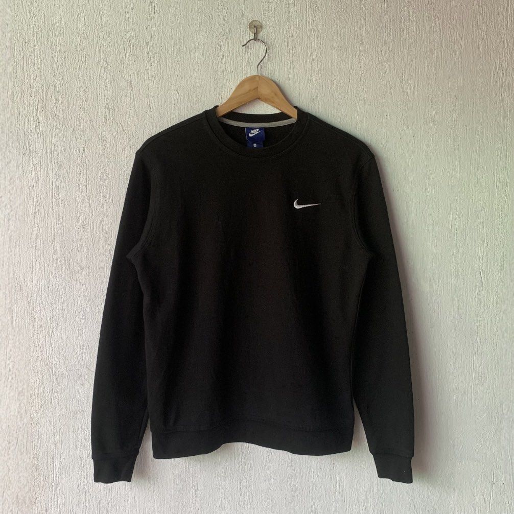 Nike Chest Swoosh Sweater (Category: Activewear) located in Bacolod City. Submitted by micojuele68583 (Listing ID 1467352326, Image 1). Description: Size on tag: Medium| Dimes: 22x26 Authentic/Orig/Legit Color rate 9.5/10 condition: excellent Issue.