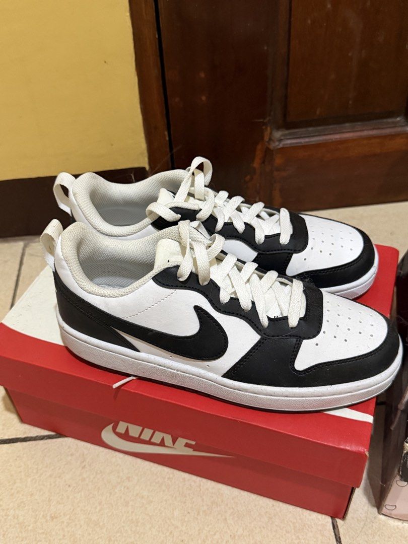 Nike Court Bourough Low Recraft (Category: Sneakers) located in Las Pinas. Submitted by sae_reiah (Listing ID 1467301656, Image 2). Description: - Classic black and white Nike sneakers - Versatile everyday colorway that matches any casual outfit - Breathable perforated toe box for airflow - Secure lace-up closure with white laces - Stylish low-top skater cut - Comes in the original red Nike shoebox.