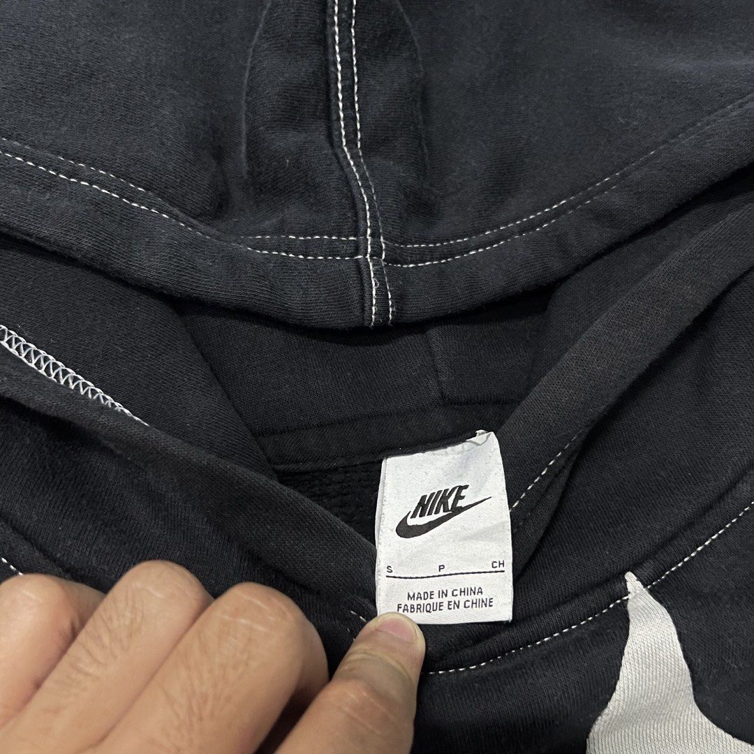 Nike Double Swoosh Hoodie (Category: Hoodies) located in Argao. Submitted by rarecollective. (Listing ID 1467169239, Image 2). Description: Nike Double Swoosh Hoodie 24 width | 25 length Small Good Condition 9.3 color rate flaw: Minimal color transfer, Fixed bleach stain (need wash) Price: 599.00🏷️ direct message for inquiries! 📍Cebu, Mandaue city.