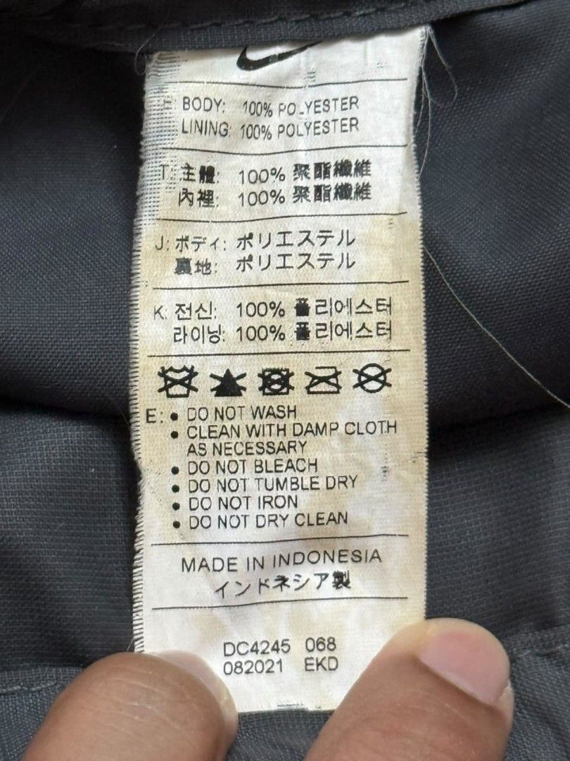 Nike Drawstring Bag (Category: Backpacks) located in Melaka Tengah. Submitted by i_p_o_t.thrift (Listing ID 1467335921, Image 3). Description: Nike Drawstring Bag - Condition Tip Top - No Floss - No Pinhole - Tali Boleh Adjust - 1 Compartment Harga RM50 Siap Post SM Nego.