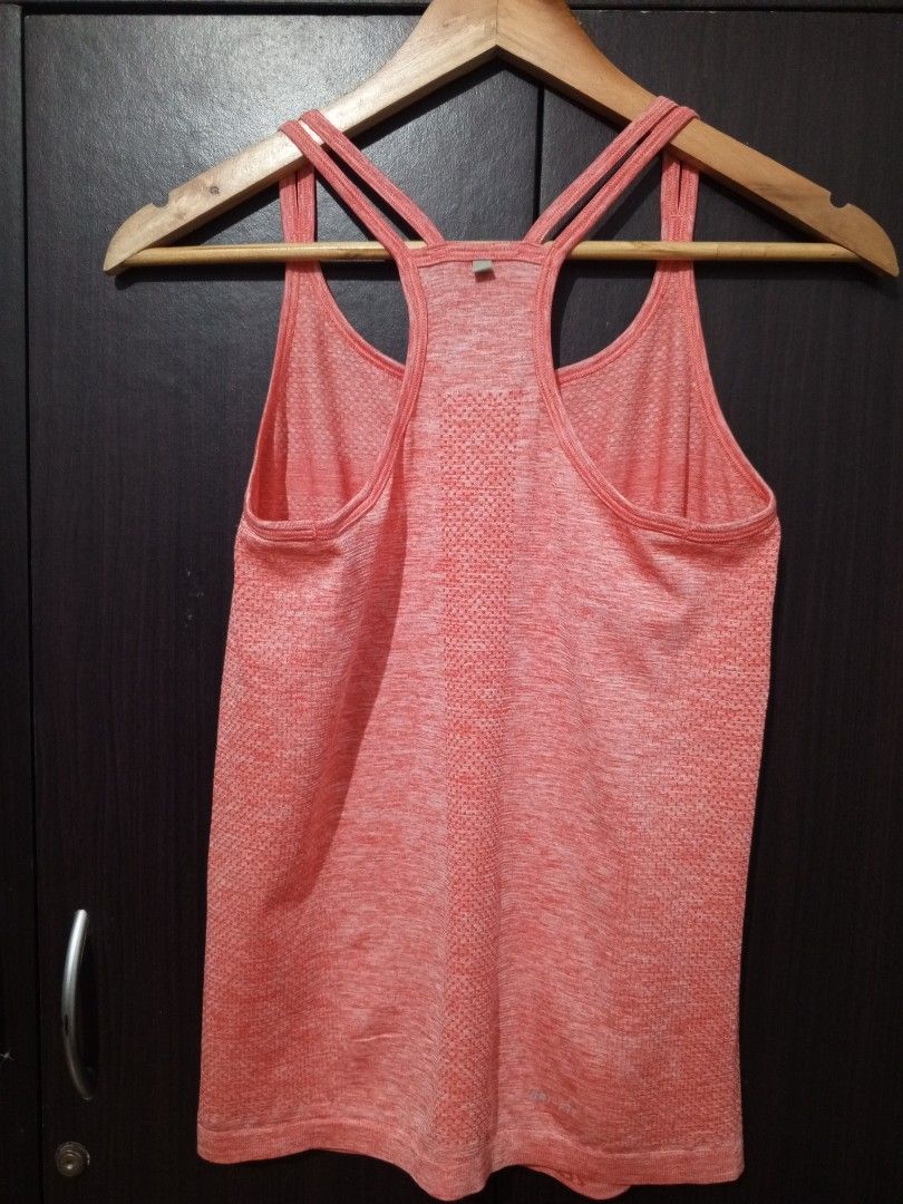 Nike dri-fit sando (Category: Activewear) located in Santa Maria. Submitted by paulo-garcia21 (Listing ID 1467291653, Image 2). Description: small on tag 14.5 by 24 minimal hairline crack excellent condition.