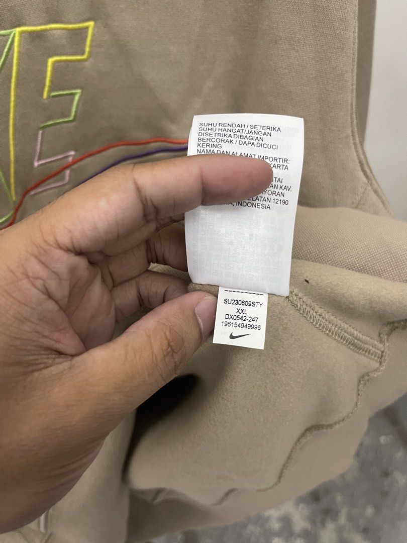 Nike hoodie (Category: Coats, Jackets and Outerwear) located in Manila. Submitted by mine2ownit (Listing ID 1467303285, Image 3). Description: Brand new Below srp no issue loc manila.
