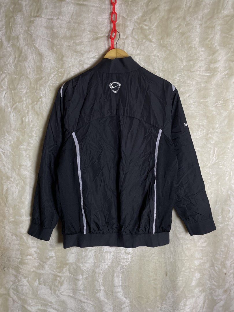 Nike juventus (Category: Coats, Jackets and Outerwear) located in Molave. Submitted by ikong_thrift07 (Listing ID 1467308015, Image 2). Description: .