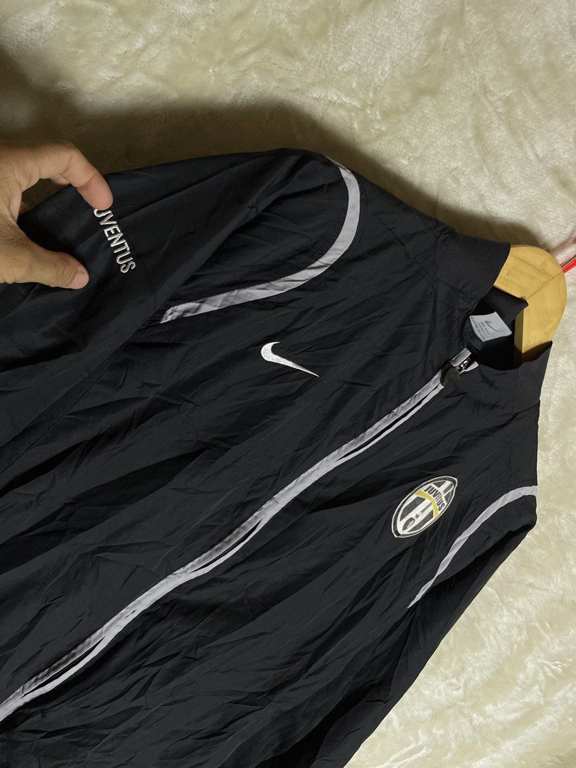 Nike juventus (Category: Coats, Jackets and Outerwear) located in Molave. Submitted by ikong_thrift07 (Listing ID 1467308015, Image 3). Description: .