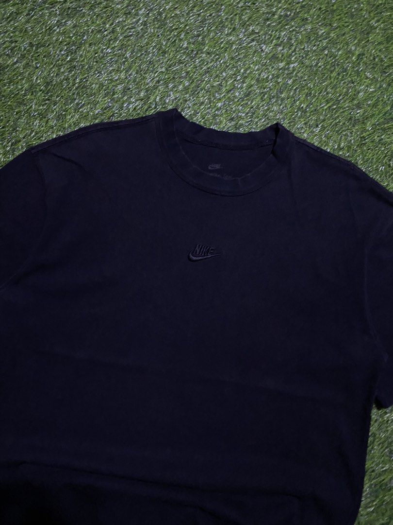 NIKE MID LOGO (Category: Tshirts & Polo Shirts ) located in Manila. Submitted by niftythrifttt (Listing ID 1467340124, Image 2). Description: NIKE MID SWOOSH SIZE L WIDTH - 21 LENGTH - 27 COLOR RATE 8.5 EXCELLENT CONDI NO ISSUE.