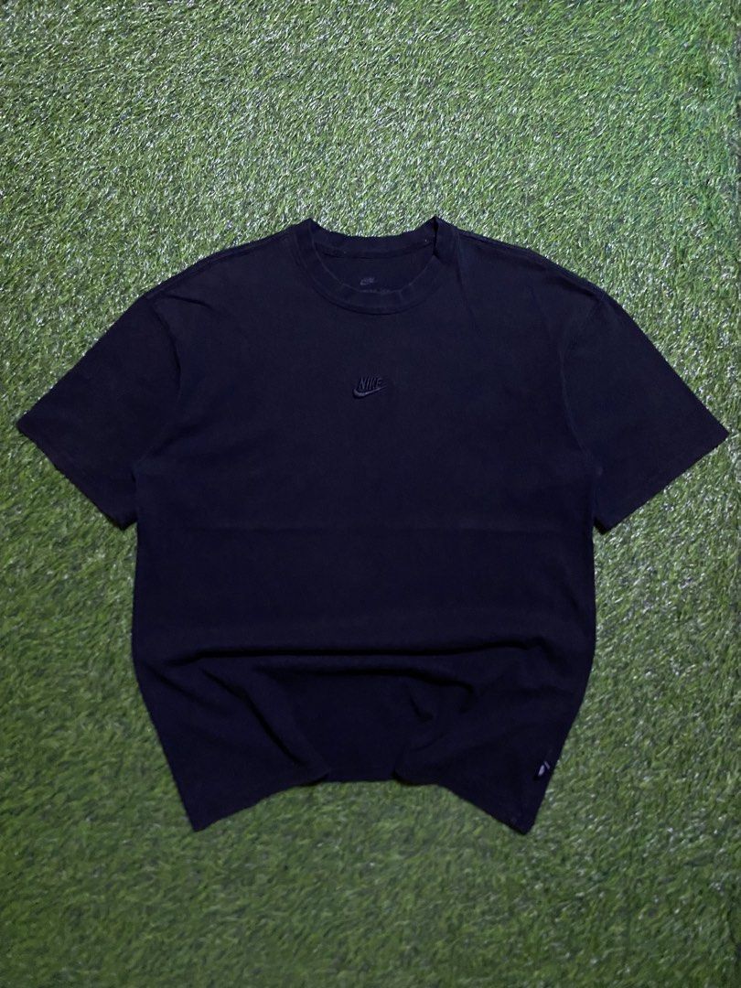 NIKE MID LOGO (Category: Tshirts & Polo Shirts ) located in Manila. Submitted by niftythrifttt (Listing ID 1467340124, Image 1). Description: NIKE MID SWOOSH SIZE L WIDTH - 21 LENGTH - 27 COLOR RATE 8.5 EXCELLENT CONDI NO ISSUE.