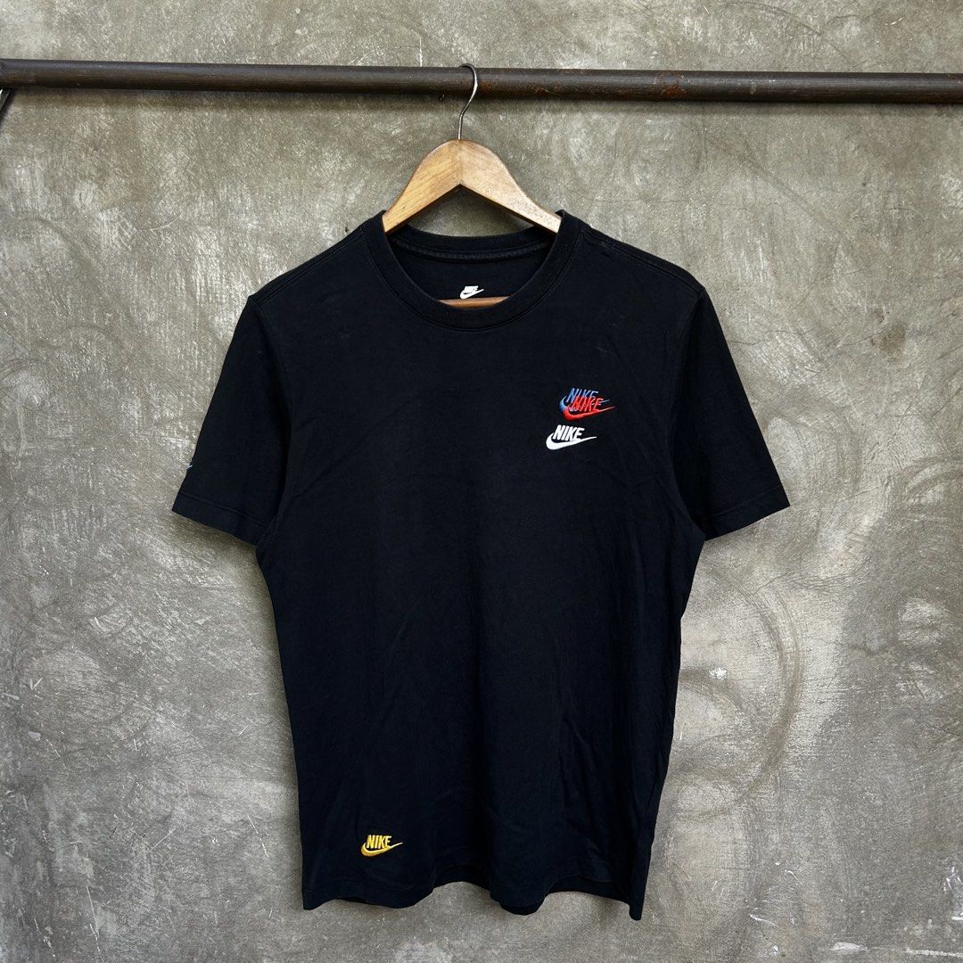 nike multi swoosh embroidery (Category: Tshirts & Polo Shirts ) located in Baguio. Submitted by ralfangelo35075 (Listing ID 1467199173, Image 1). Description: mine: ₱480 large on tag but best fit s-m 8.9/10 color rate washed ready to wear no issues DISCLAIMER: I Ralf Angelo S. Ta-a / Past wears are not affiliated with any brand that I sell. No copyright infringement intended. All items are thrifted or 2nd hand manage your expectation..
